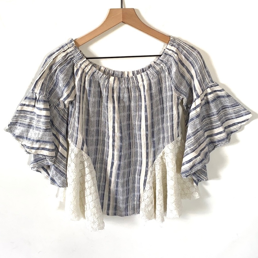 Umgee bell flutter sleeve top with lace accent, S